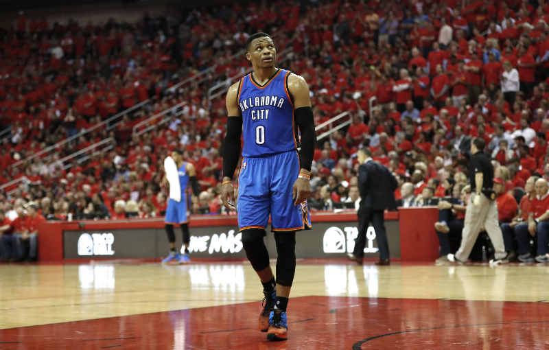 Russell Westbrook quedó eliminado con los Thunder de Oklahoma City pero dejó una gran temporada en la NBA. (Foto Prensa Libre: AP)
