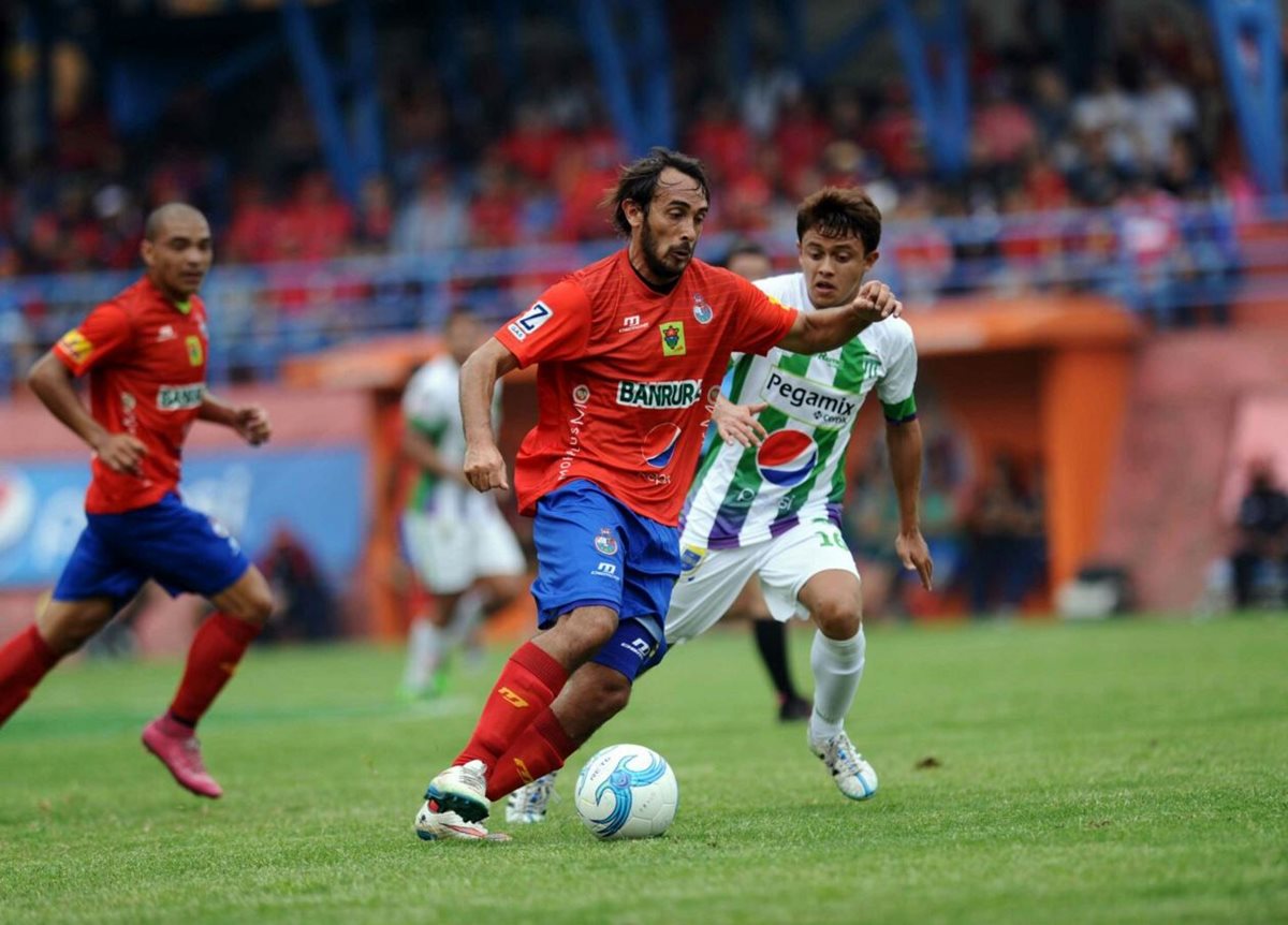 Puerari no tuvo la contundencia goleadora de partidos anteriores. (Foto Prensa Libre: Francisco Sánchez)