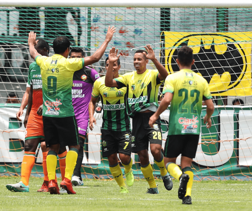 El defensa colombiano José Corena (28) celebra la anotación en Siquinalá, que tiene con cierta ventaja a Guastatoya. (Foto Prensa Libre: Francisco Sánchez)