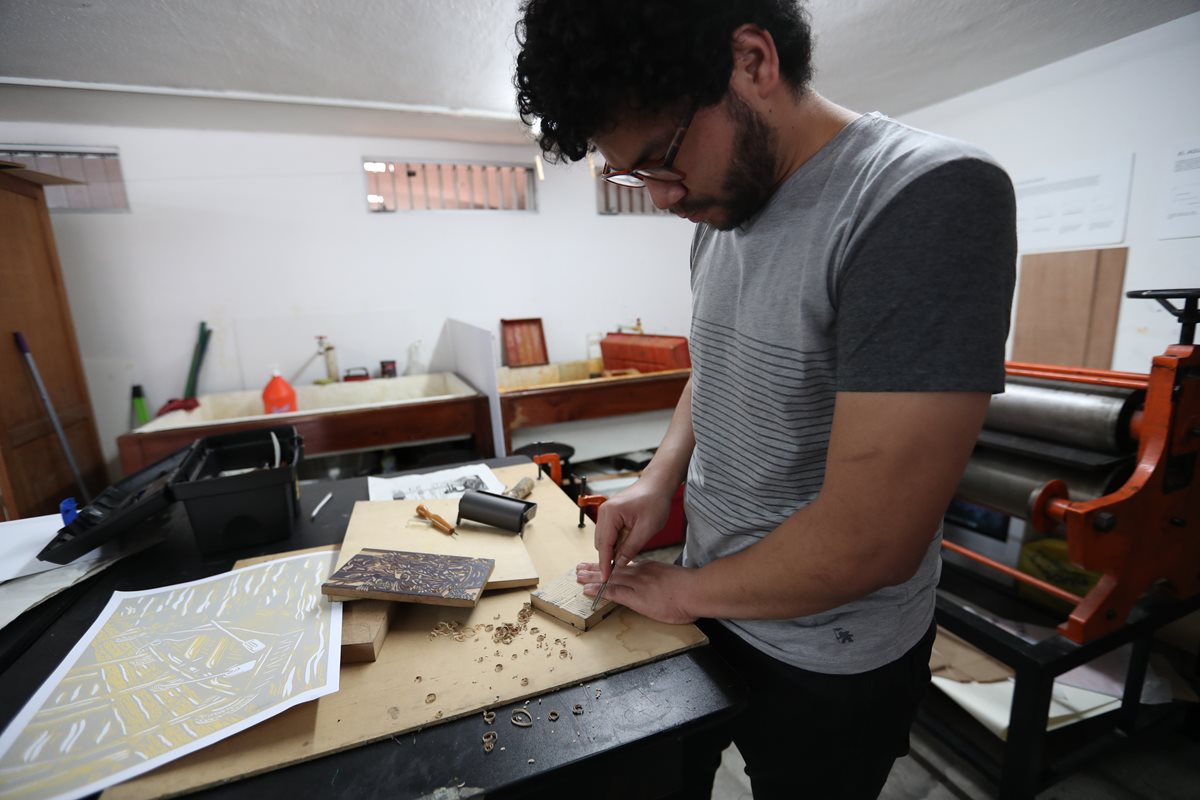 El grabado es una técnica cuyo proceso es minucioso y es todo un arte. (Foto Prensa Libre: Ana Lucía Ola)
