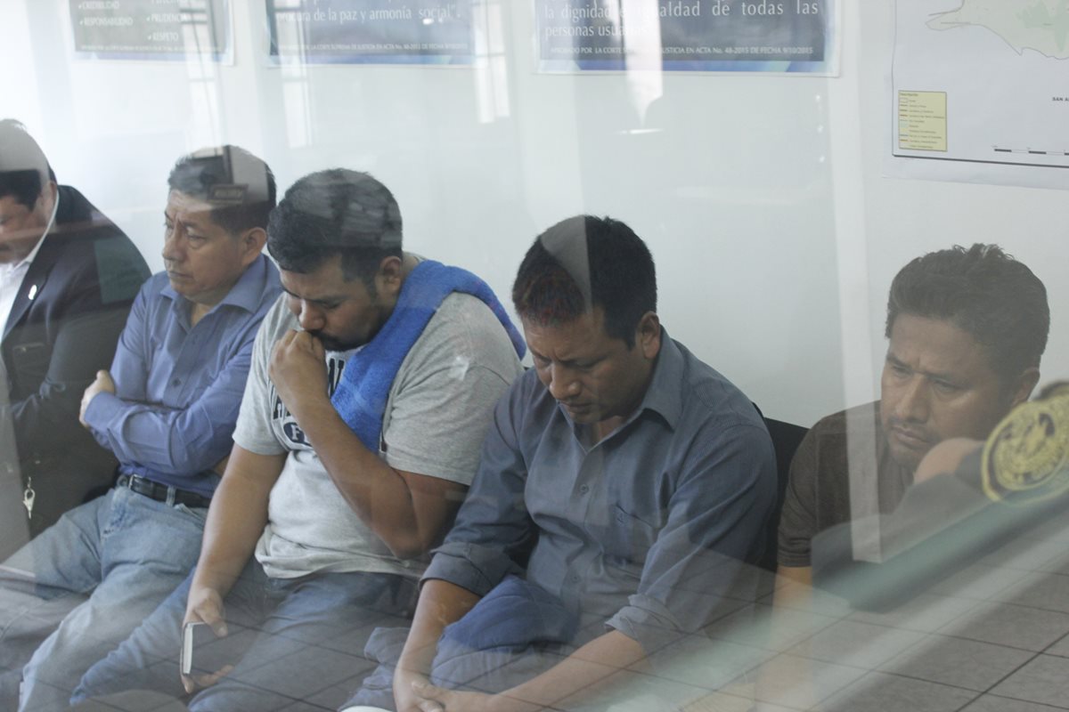 De izquierda a derecha, el exjefe edil de San José Poaquil, José Quill Salanic, Abner Xalil Tohon, Juan Macú Ajsivinac y Jairo Morales Cutzal. (Foto Prensa Libre: Víctor Chamalé)