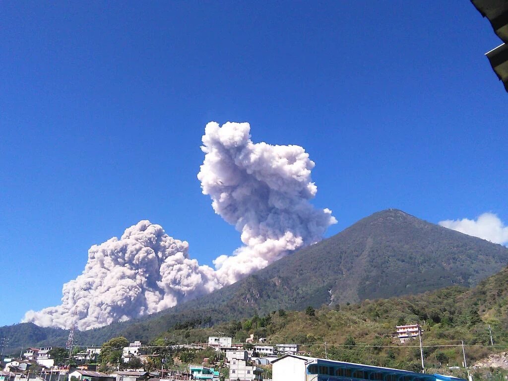 Vista del volcán Santiaguito desde Quetzaltenango. (Foto Prensa Libre: Stereo 100 Xela)