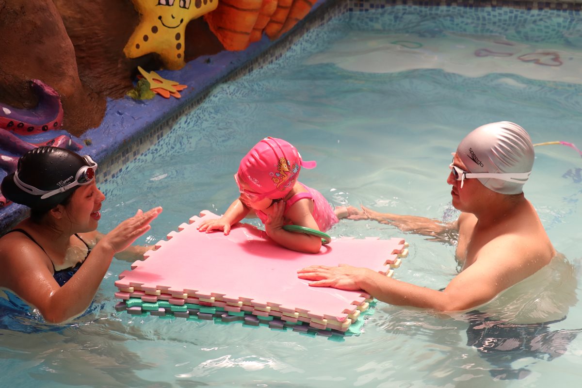 La natación es uno de los deportes que mayor número de niños recibe para los cursos de vacaciones. La piscina está ubicada en el Complejo Deportivo de Xela. (Fotos Prensa Libre: Raúl Juárez)