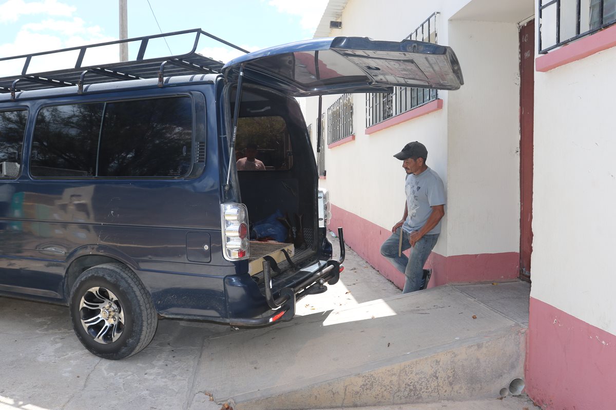 Cadáver de niño hallado en su vivienda, en Olopa, Chiquimula, es trasladado a la morgue local. (Foto Prensa Libre: Edwin Paxtor)