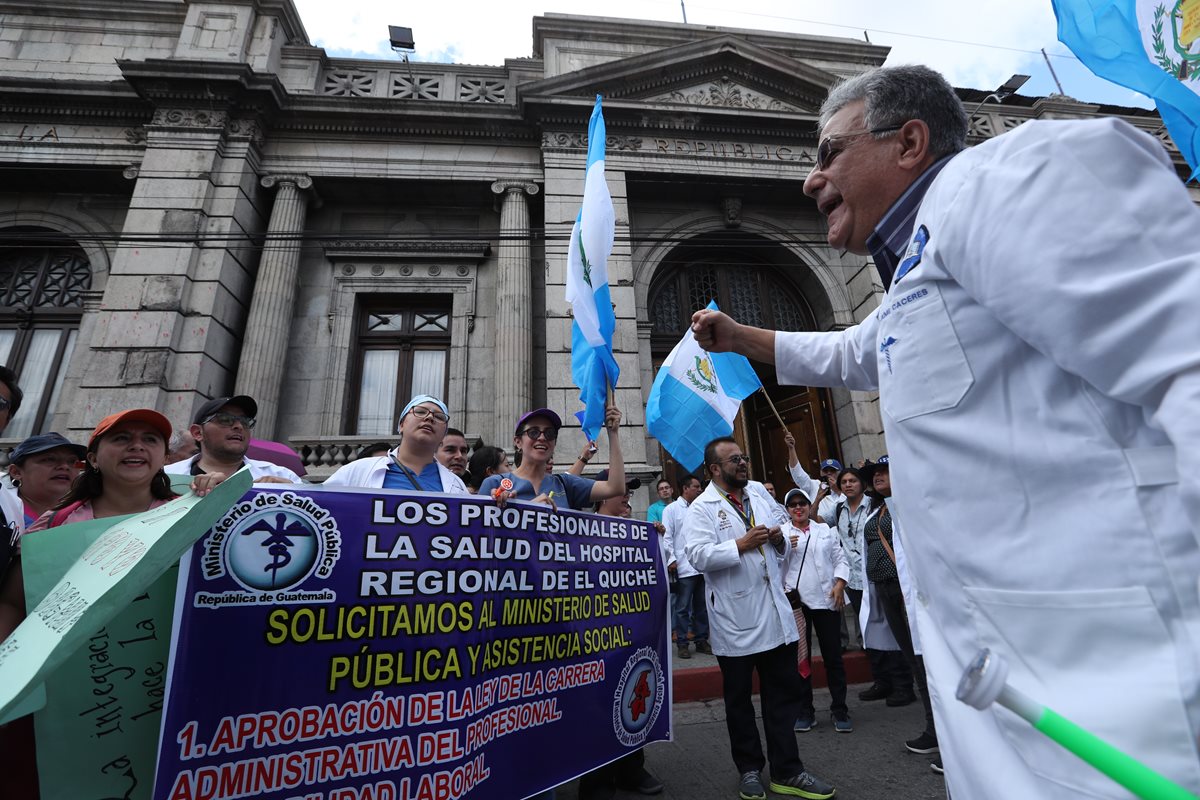 Profesionales de la salud llegaron al Congreso de la República para exigir que sus peticiones de mejora salarial y estabilidad laboral sean escuchadas. (Foto Prensa Libre: Esbin García)