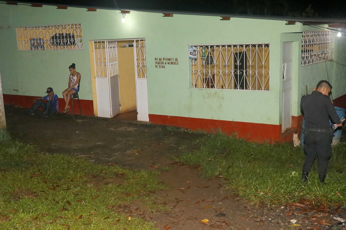 Exterior de la cantina donde ocurrió la balacera en El Asintal, Retalhuleu. (Foto Prensa Libre: Rolando Miranda)