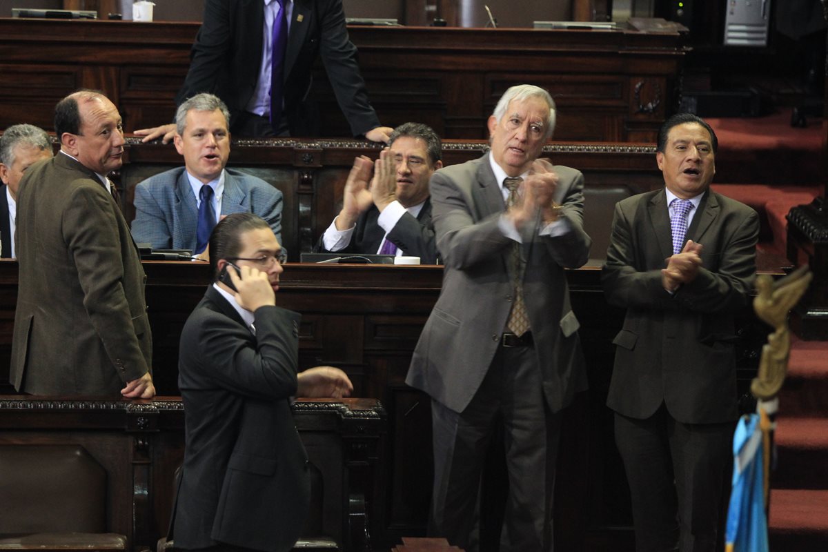 Durante la séptima legislatura hubo una serie de trifulcas, que pasaron desde empujones hasta el tirar agua al Presidente de ese organismo.(Foto Prensa Libre: Hemeroteca PL)