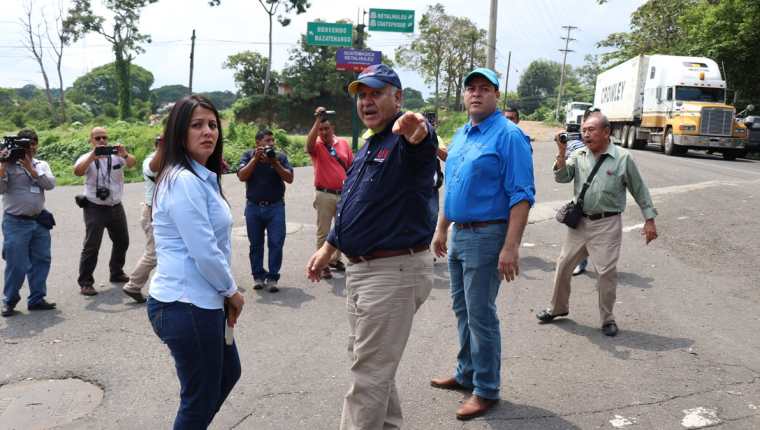 El ministro de Comunicaciones, Aldo García, durante supervisión de carreteras en Suchitepéquez. (Foto Prensa Libre: Cristian Icó Soto).