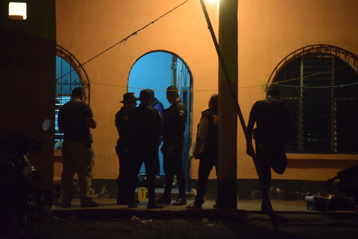 Agentes policiales recaban evidencias en la zona 5 de la cabecera de Escuintla, donde un hombre fue ultimado. (Foto Prensa Libre: Carlos E. Paredes)