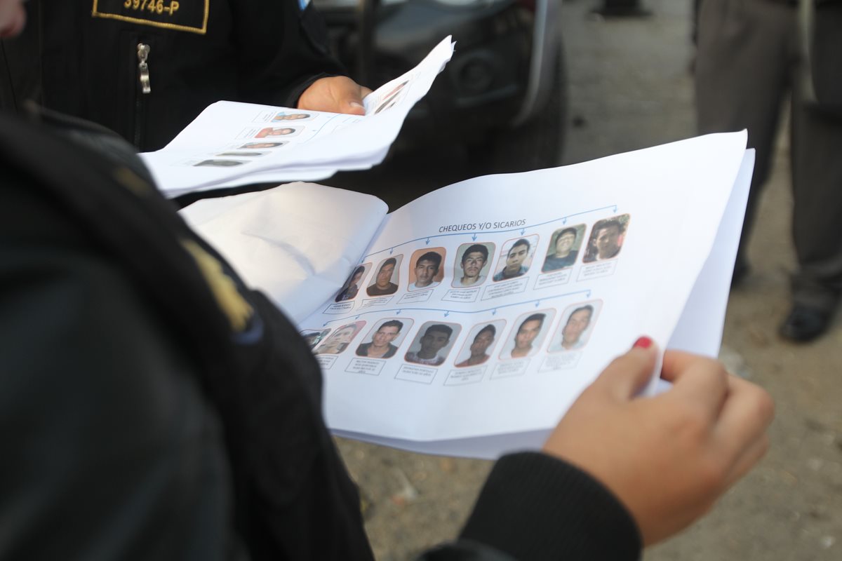 Con un portafolio de sospechosos, la PNC identifica y capturar a pandilleros en Villa Nueva. (Foto Prensa Libre: Hemeroteca PL)