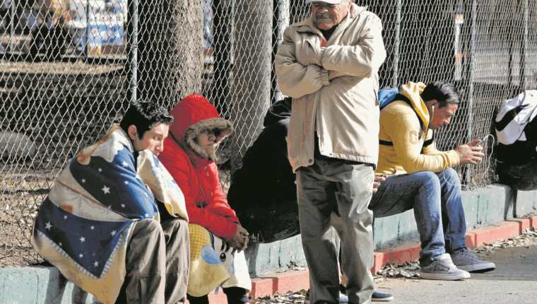 Las bajas temperaturas obligan a los capitalinos a abrigarse para evitar un resfriado. (Foto Prensa Libre: Hemeroteca PL).
