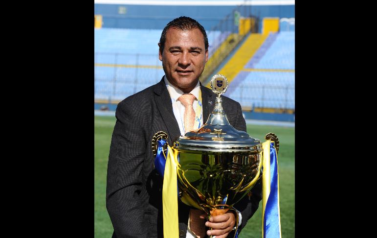El técnico de Antigua GFC, Mauricio Tapia, levanta la copa de campeón del torneo Apertura 2016 de la Liga Nacional. (Foto Prensa Libre: Francisco Sánchez)