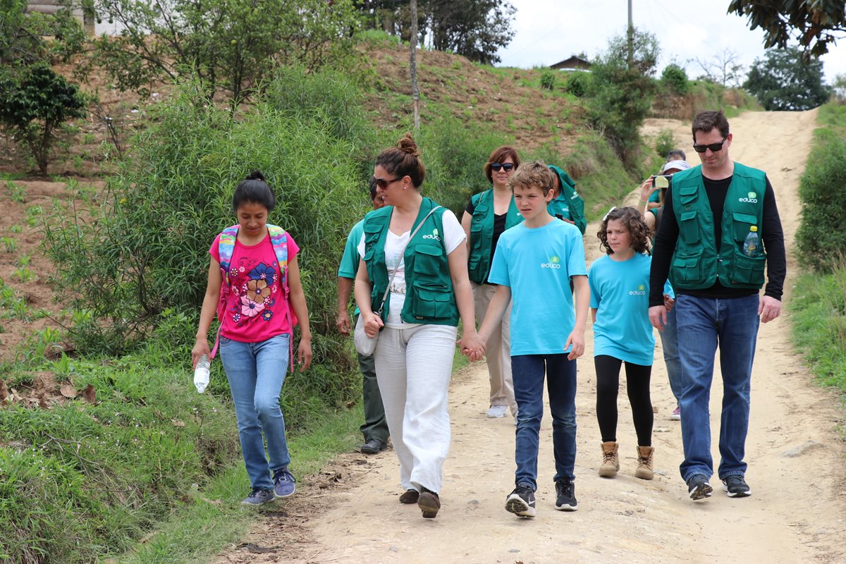 Sandra camina hacia el colegio acompañada de Mónica Vicente y su familia. Foto Prensa Libre: