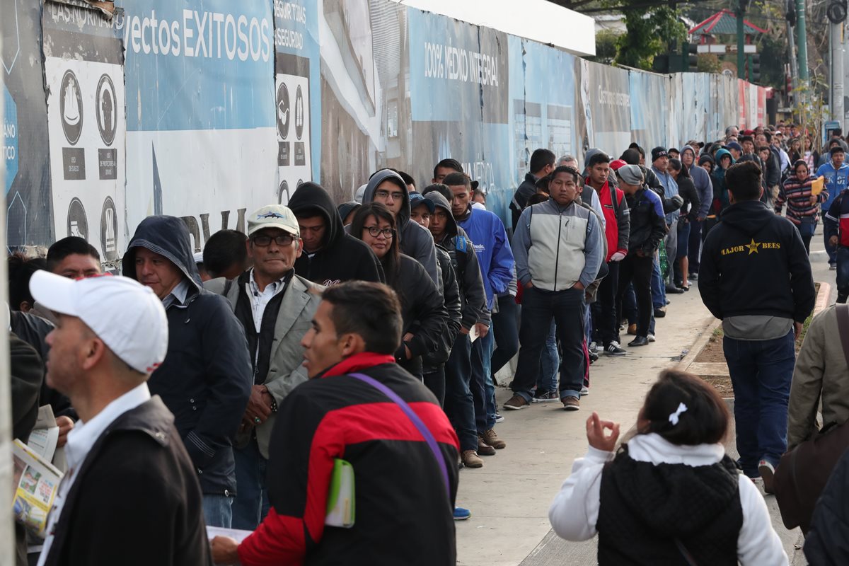 Cientos de personas hacen largas filas para obtener sus antecedentes policíacos y penales, que durante esta época son requeridos para poder solicitar empleo. (Foto Prensa Libre: Estuardo Paredes)