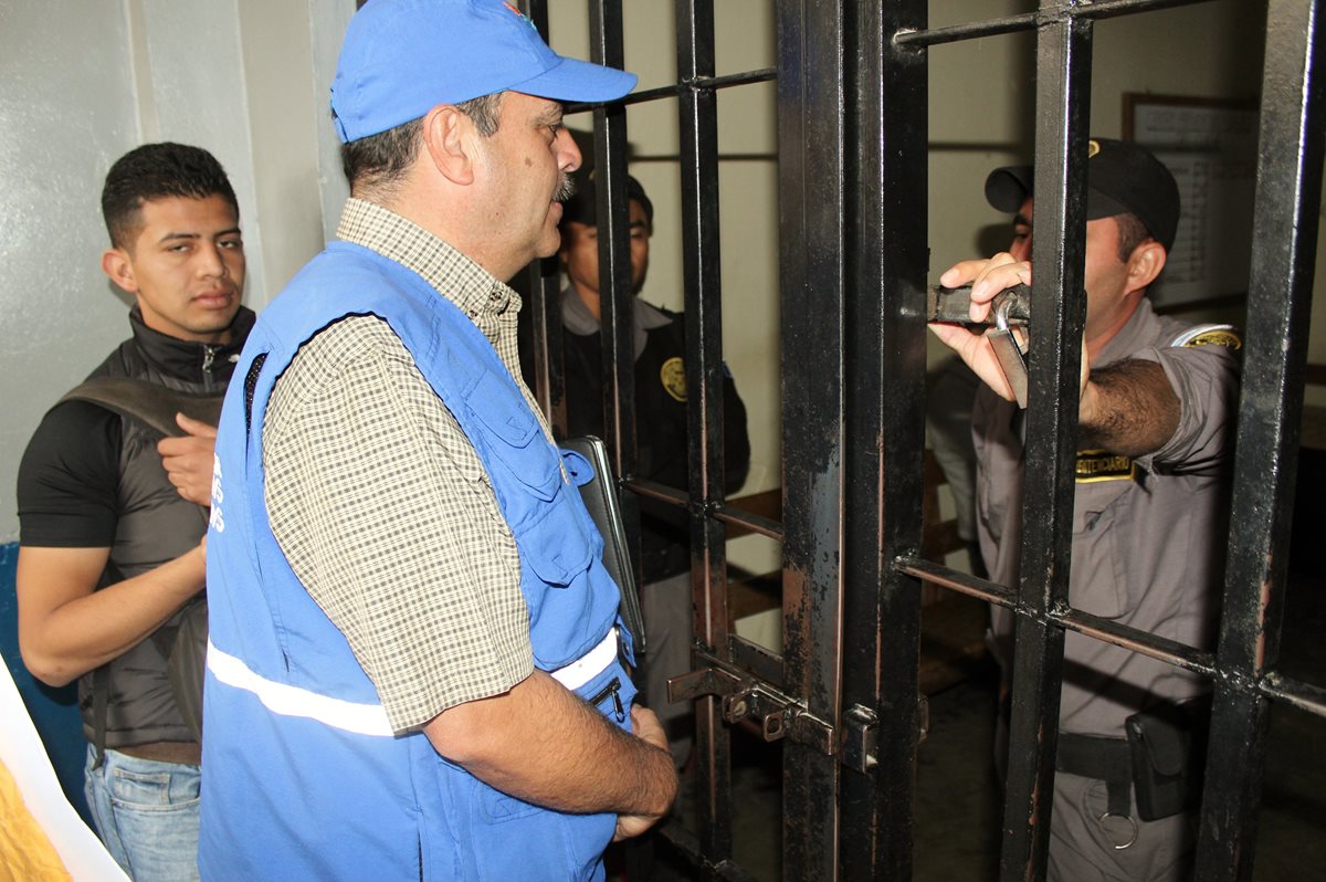 Personal de la PDH efectúa revisión en cárcel de Santa Cruz del Quiché. (Foto Prensa Libre: Óscar Figueroa)