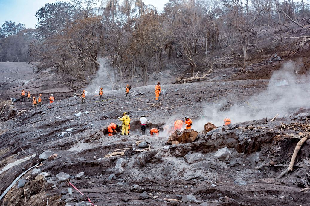Conred permitirá el ingreso de personas a la zona cero para el rescate de cuerpos por tragedia del Volcán de Fuego. (Foto Prensa Libre: Conred)