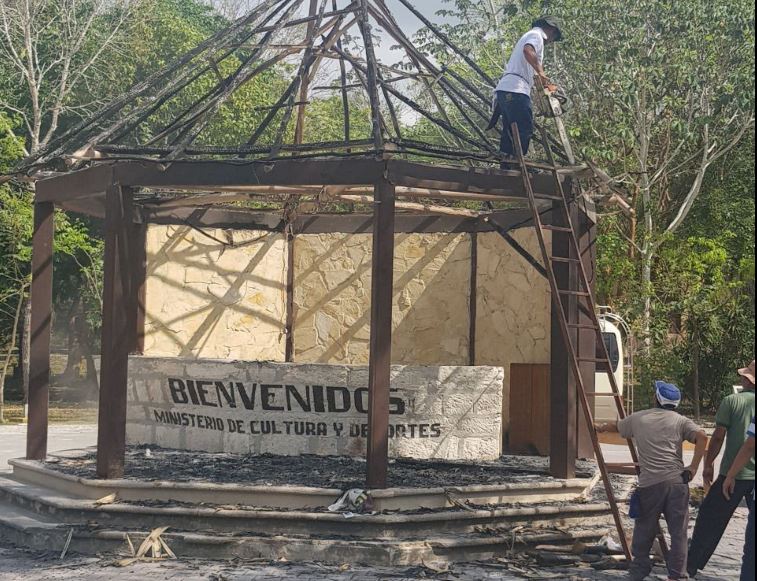 Personal del parque remueve los escombros que dejó el incendio. (Foto Prensa Libre: Rigoberto Escobar)