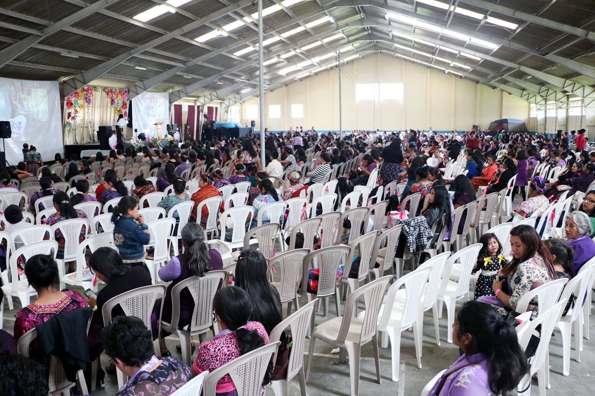 Unas mil 400 féminas participaron en el Congreso de la Mujer, organizado por la Iglesia Adventista del Occidente. (Foto Prensa Libre: Carlos Ventura)