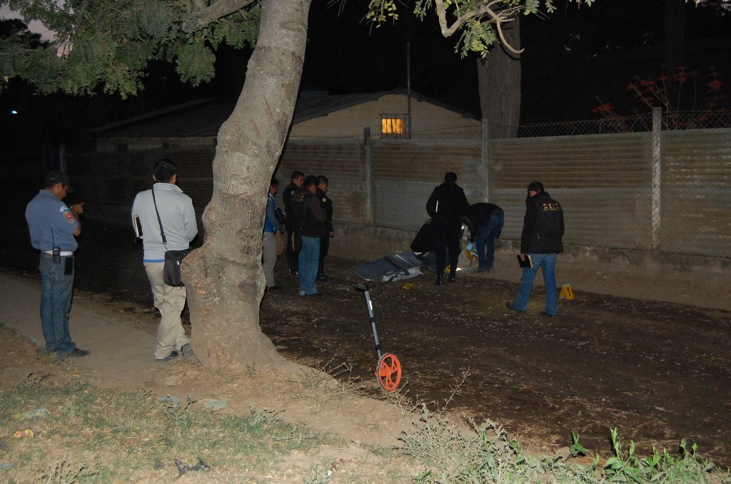 Autoridades recaban evidencias de mujer muerta a balazos en El Tejar, Chimaltenango. (Foto Prensa Libre: Víctor Chamalé)
