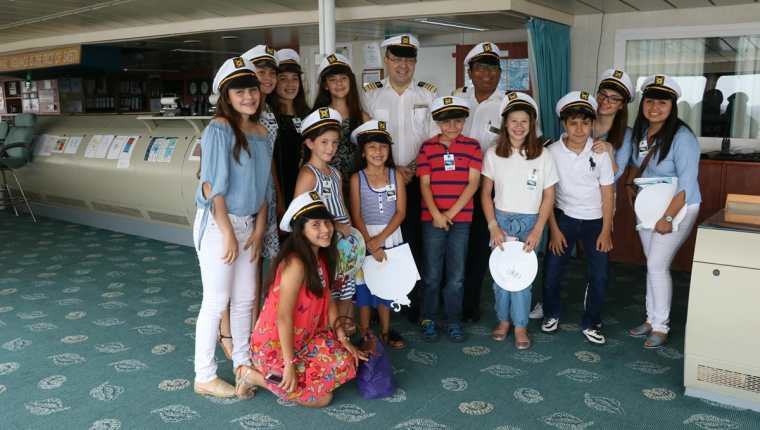 Los visitantes se mostraron contentos con la actividad de Celebrity Cruises. (Foto Prensa Libre: Enrique Paredes)