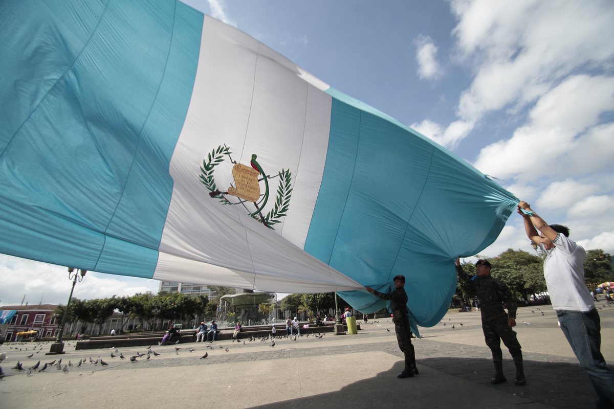 Empleados públicos podrán ausentarse de sus labores este viernes, con goce de salario, porque el Gobierno central decidió otorgar una licencia especial. (Foto Prensa Libre: Hemeroteca)