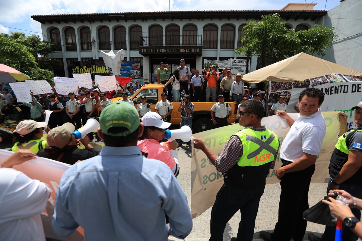 Durante semanas, opositores a la operación y empleados de la Minera acamparon frente a la Corte de Constitucionalidad. (Foto Prensa Libre: Hemeroteca)