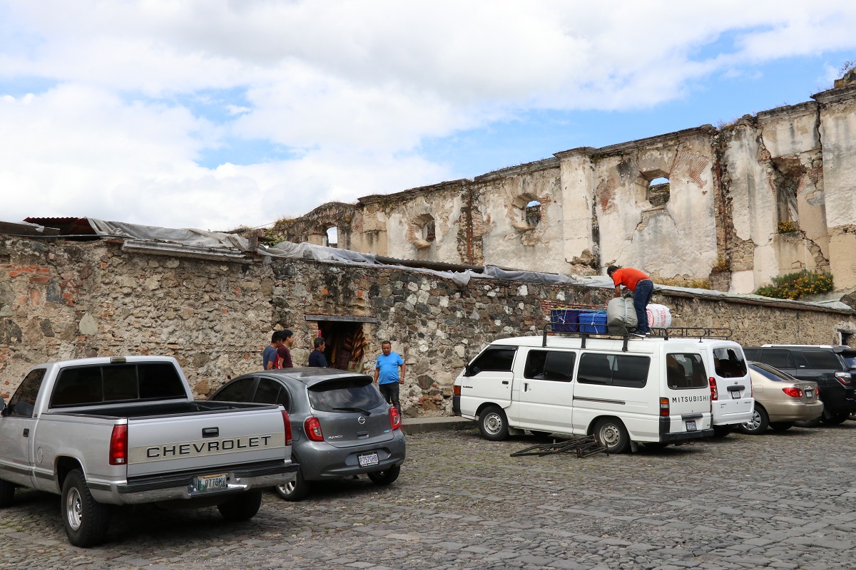 Los cuidadores de carros serán retirados de las calles de Antigua Guatemala. (Foto Prensa Libre: Julio Sicán)