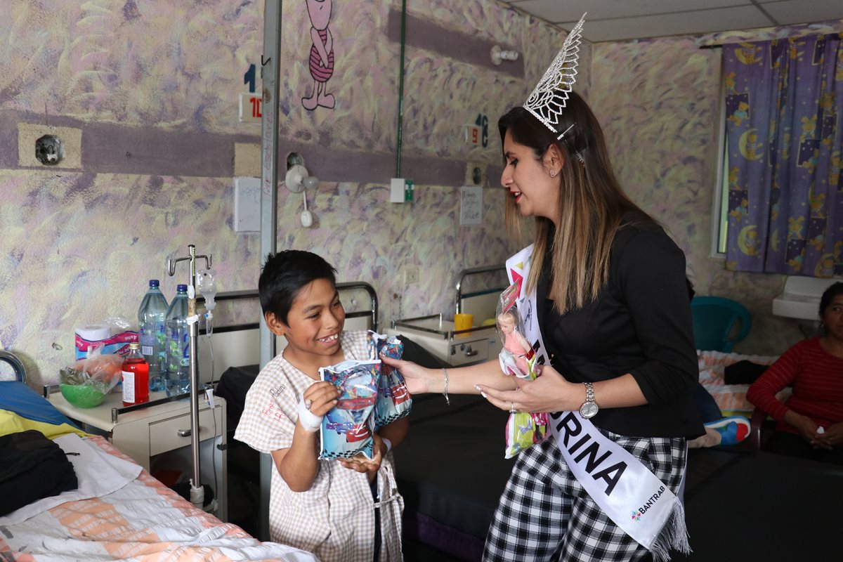 Niños del Hospital Regional de Occidente reciben regalos y sorpresas