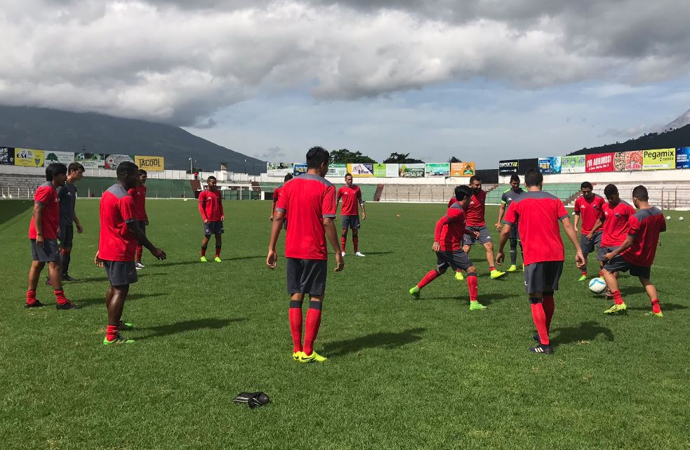 Municipal enfrentó a Antigua GFC en un fogueo disputado en el estadio Pensativo. (Foto Prensa Libre: cortesía Rojos.com)