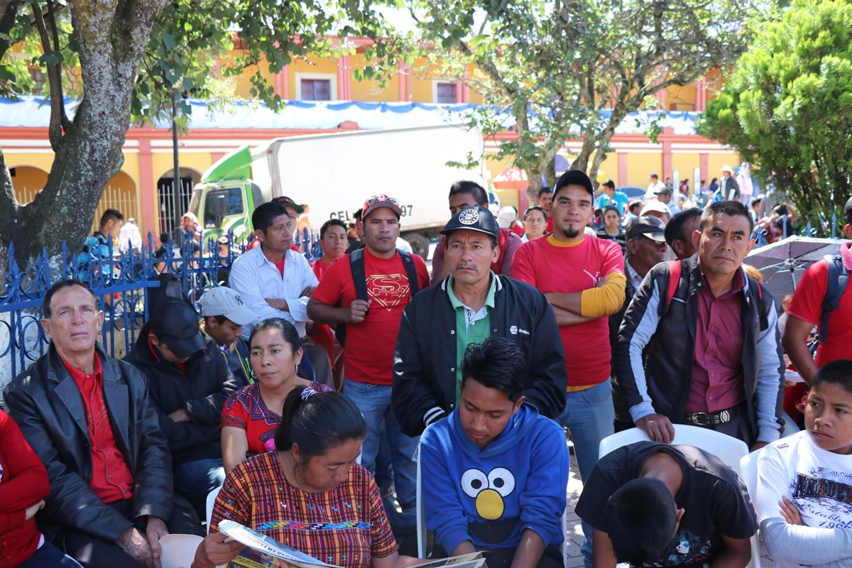 Maestros de telesecundaria en Santa Cruz de Quiché, denunciaron corrupción en asignación de plazas.