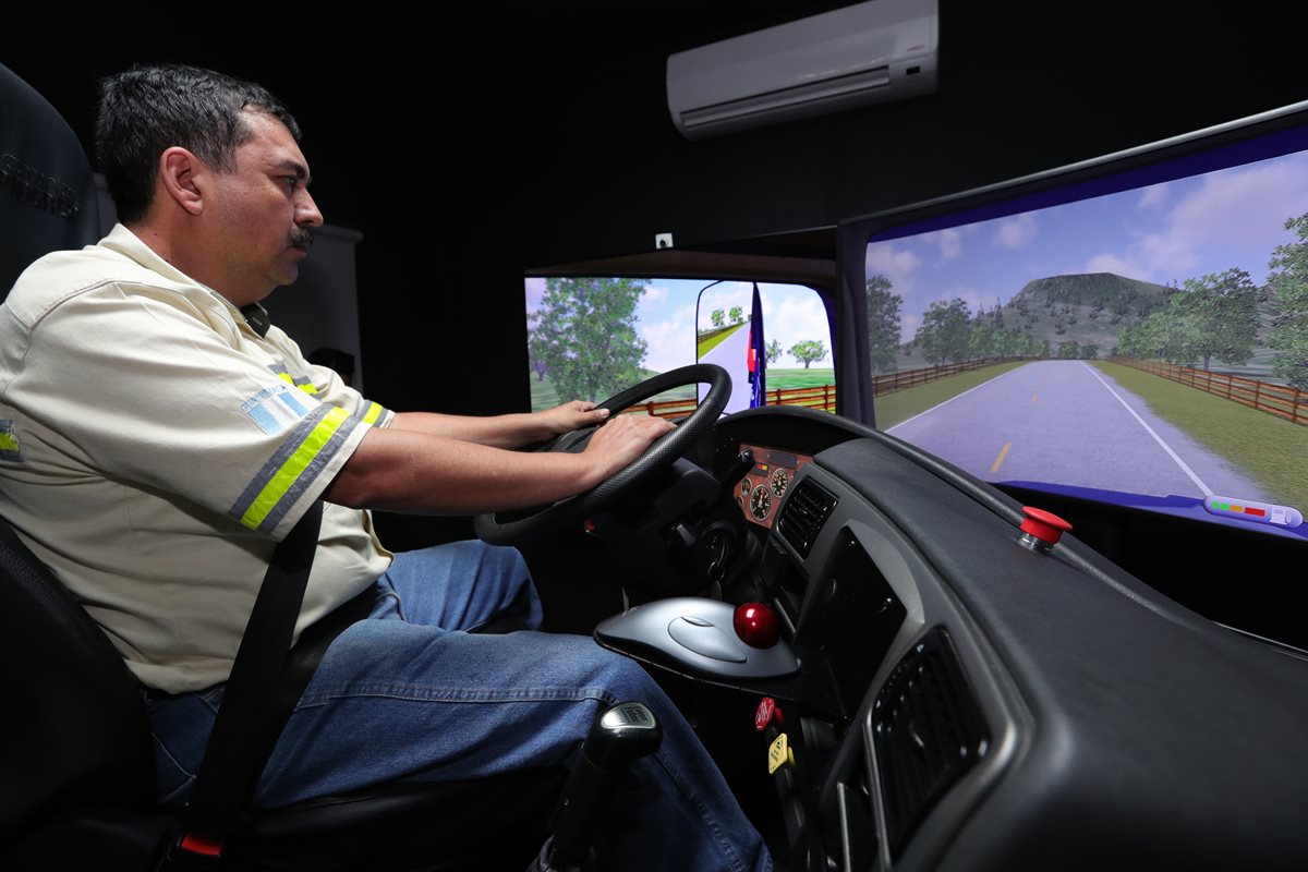 Pilotos de Cementos Progreso son capacitados con tecnología digital que recrea situaciones de emergencia, a fin de saber enfrentarlas y evitar víctimas. (Foto Prensa Libre: Estuardo Paredes)
