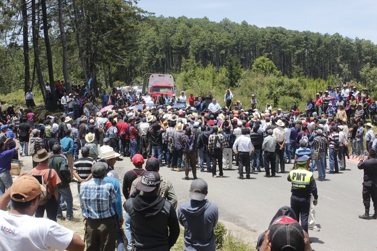 Unos cuatro mil pobladores de varias comunidades de San Martín Jilotepeque, Chimaltenango, bloquearon el ingreso al municipio exigir mejoras en las carreteras. (Foto Prensa Libre: Víctor Chamalé)