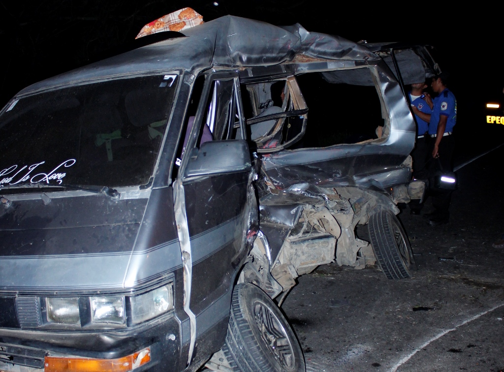 Microbús en el que viajaban las víctimas quedó destruido, en Sumpango. (Foto Prensa Libre: Víctor Chamalé).
