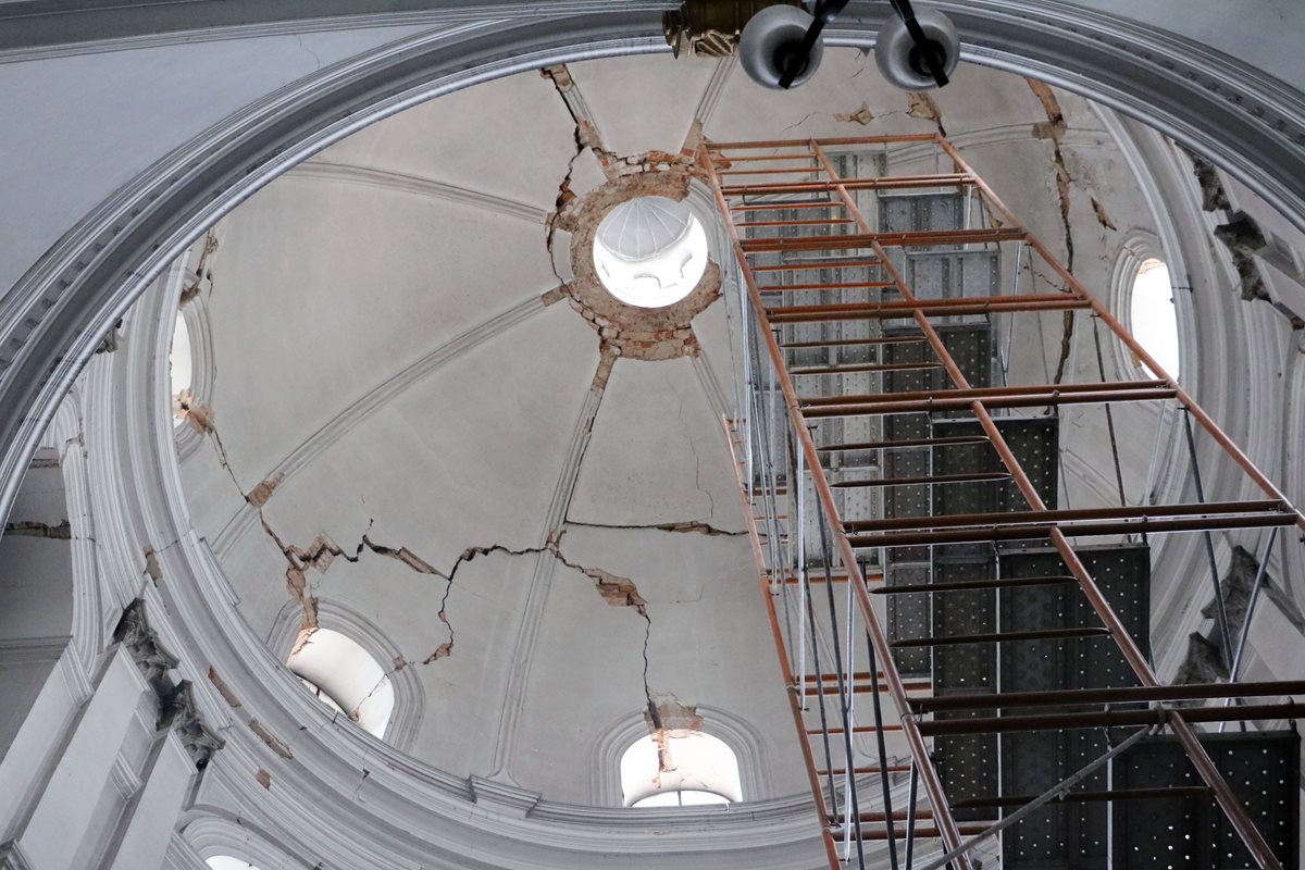 La cúpula de la Catedral de Xela presenta daños, cuyo costo costará alrededor de Q3 millones. (Foto Prensa Libre: Carlos Ventura)