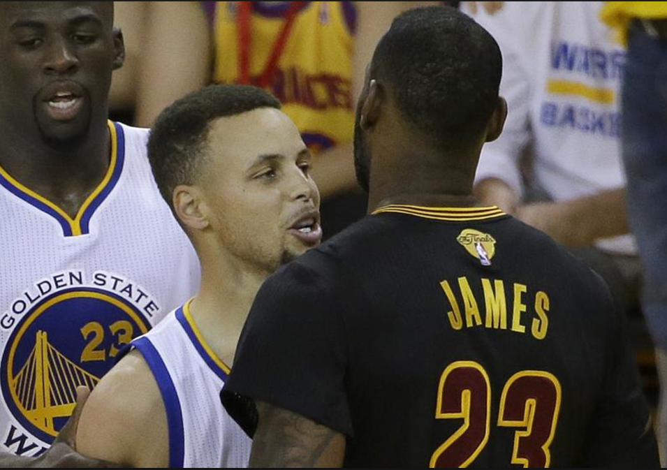 Stephen Curry parece conocer bien los movimientos de LeBron James. (Foto Prensa Libre: AP)