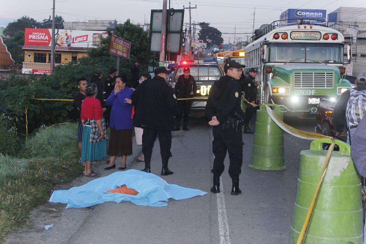 El cadáver de un hombre que murió arrollado en Chimaltenango es resguardado por autoridades. (Foto Prensa Libre: Víctor Chamalé)