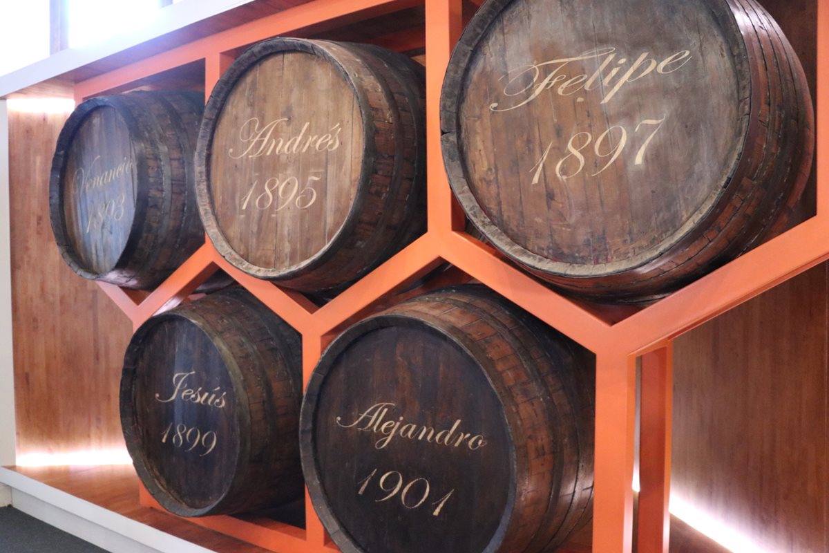 Al ingreso del museo se pueden observar cinco barricas con el nombre de cada uno de los hermanos fundadores de la empresa. (Foto Prensa Libre: María José Longo)