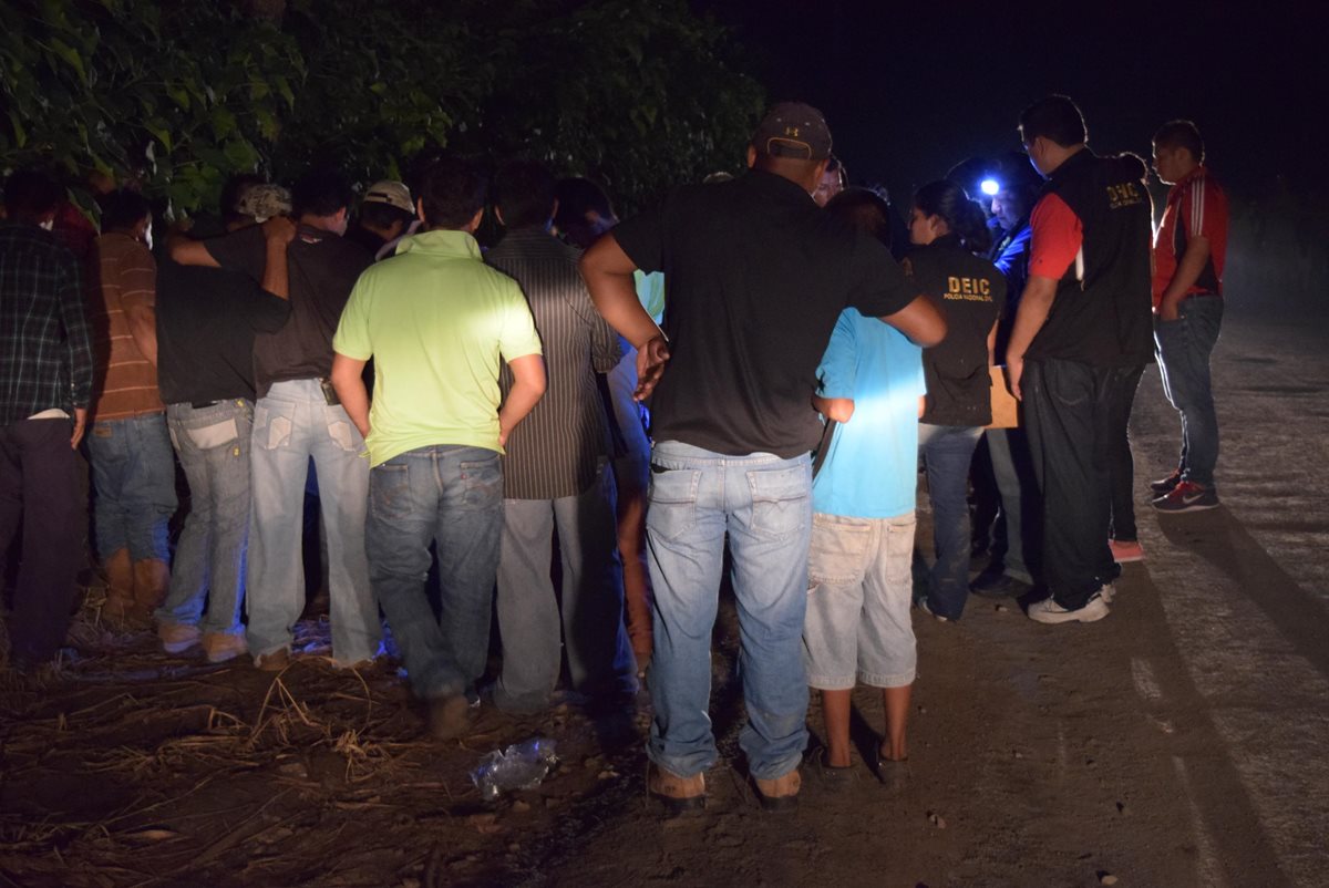 Vecinos de San Miguel Las Flores, en Masagua, Escuintla, permanecen cerca del lugar donde un hombre fue ultimado. (Foto Prensa Libre: Carlos E. Paredes)