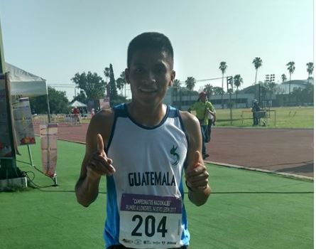 Mario Pacay festeja luego de ganar el oro en México. (Foto Prensa Libre: cortesía Facebook Federación Nacional de Atletismo)
