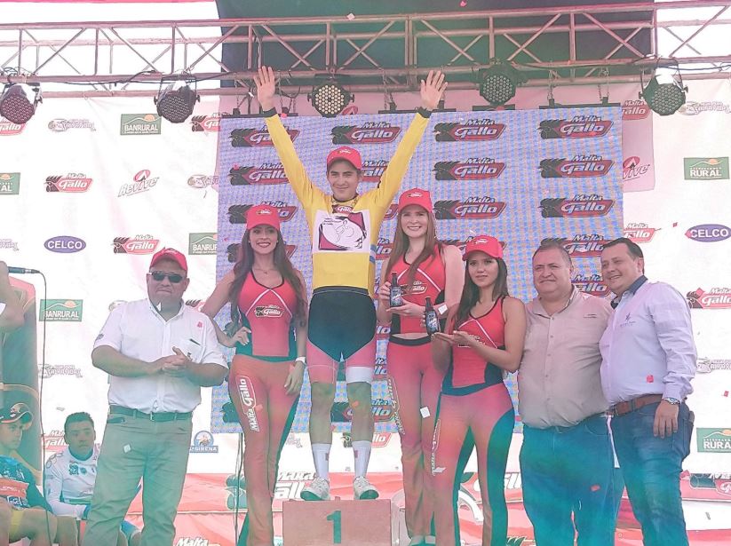 Alonso Gamero, de la Selección de Perú, festeja en el podio de la Vuelta a Guatemala. (Foto CDAG).