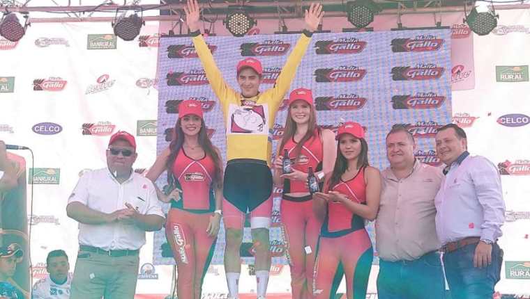 Alonso Gamero, de la Selección de Perú, festeja en el podio de la Vuelta a Guatemala. (Foto CDAG).