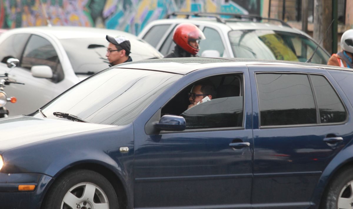 El uso del teléfono celular mientras se maneja es una de las principales causas de accidentes de tránsito en la capital. (Foto Hemeroteca PL)