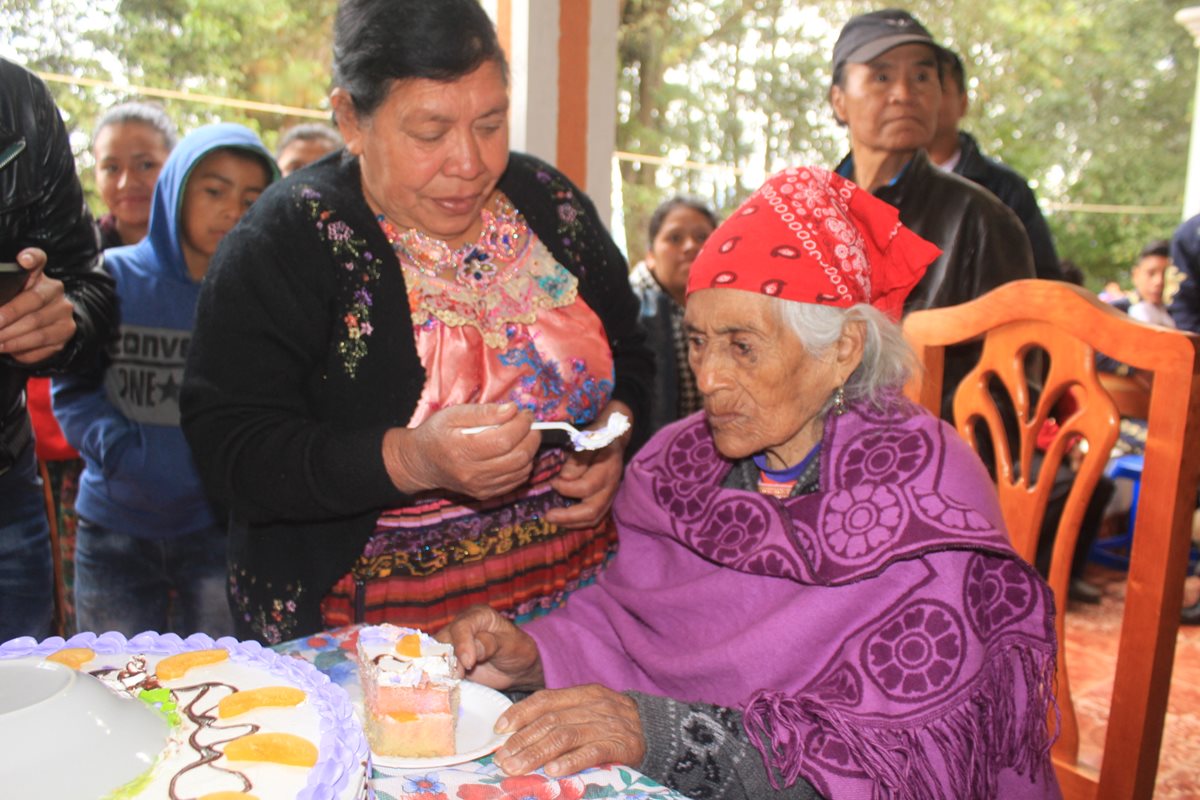 Doña Juana Chox, durante el festejo de su cumpleaños 123. (Foto Prensa Libre: Ángel Julajuj)