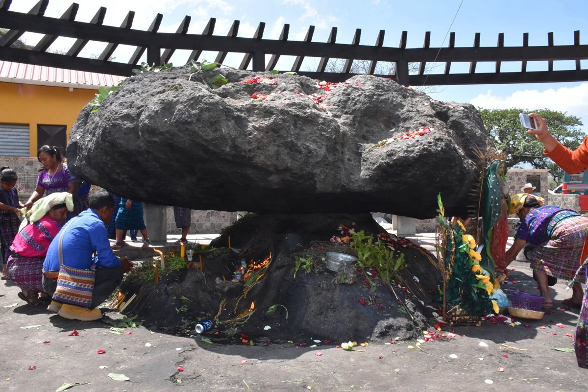 Decenas de personas se detienen ante la Piedra de los compadres antes de llegar a la Basílica de Esquipulas, en Chiquimula. Foto Prensa Libre: Mario Morales.