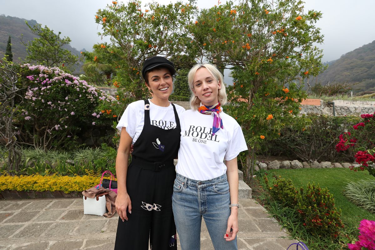 Serinda Swan junto a Margot (del dúo The Dolls) durante su visita a Panajachel, Sololá. (Foto Prensa Libre: Anna Lucía Ibarra).