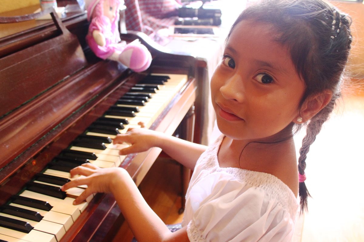 Yahaira Tubac aprendió a tocar el piano gracias al método Suzuki desde los 2 años y medio. (Foto Prensa Libre: Beatriz Tercero)