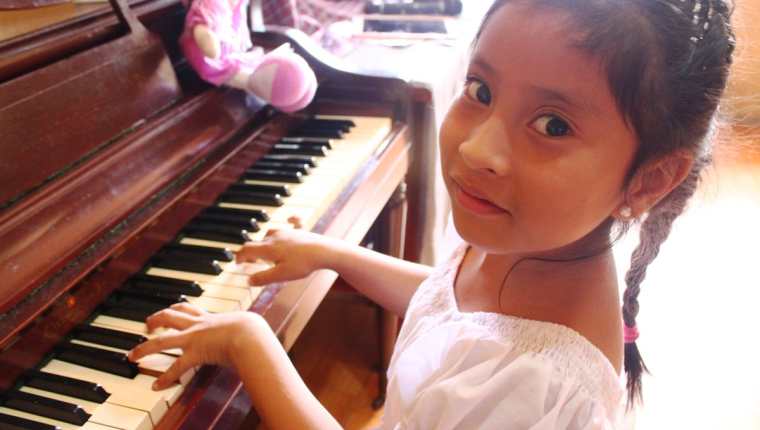 Yahaira Tubac aprendió a tocar el piano gracias al método Suzuki desde los 2 años y medio. (Foto Prensa Libre: Beatriz Tercero)