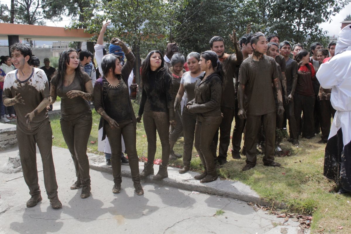 Estudiantes de primer ingreso de Medicina del Cunoc fueron enlodados. (Foto Prensa Libre: María Longo)