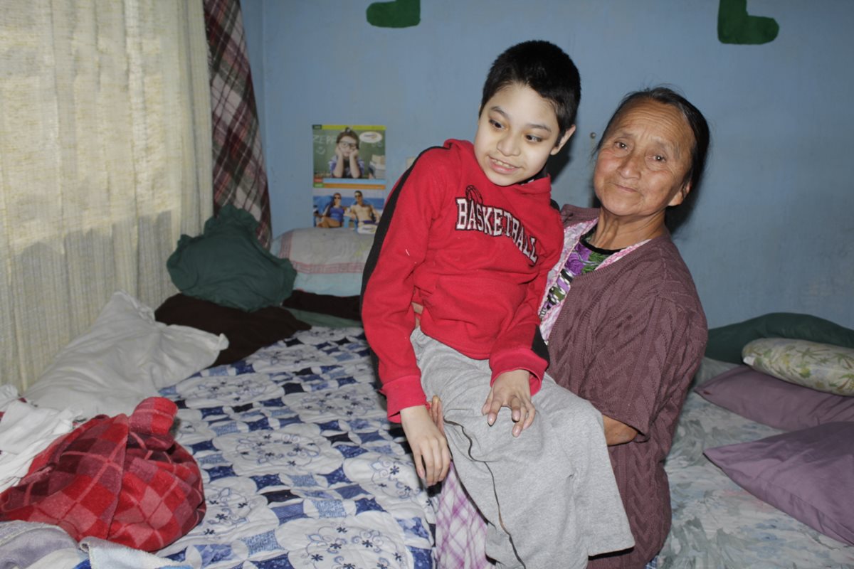 Fabiana Menchú Hernández junto a su nieto, quienes residen en la zona 11 de Xela. (Foto Prensa Libre: María José Longo)
