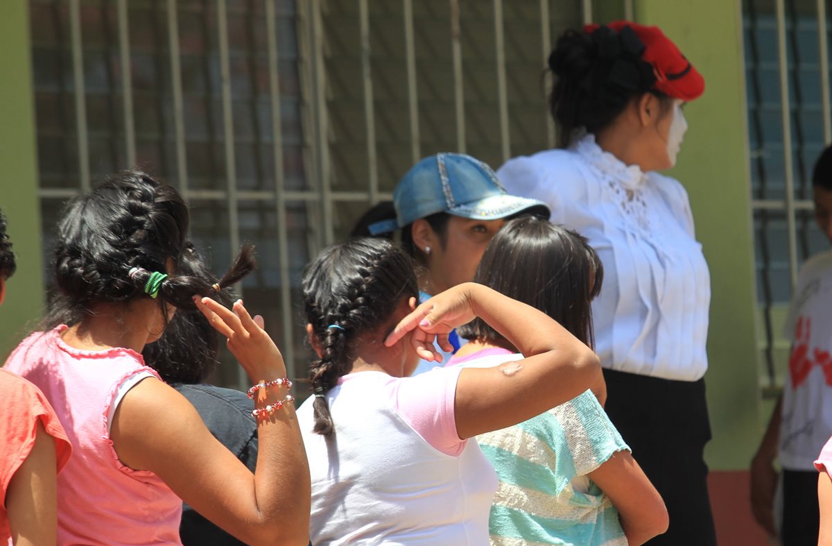 Menores trasladados del Hogar Virgen de la Asunción reciben atención en el Centro Alida España. (Foto Prensa Libre: Estuardo Paredes).